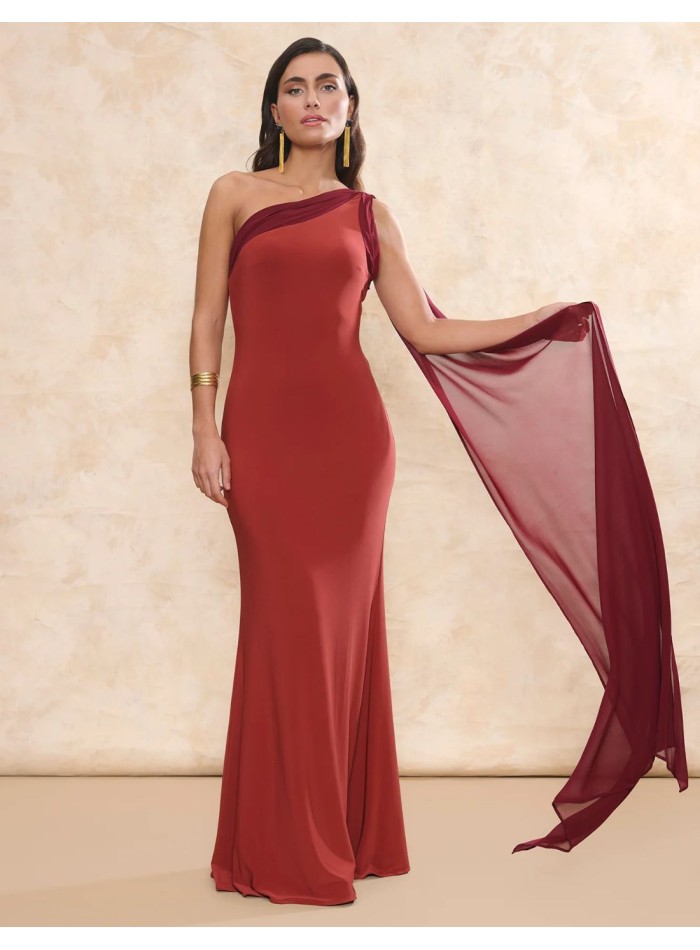 Vestido de invitada largo terracota con escote asimétrico y chal multiposición
