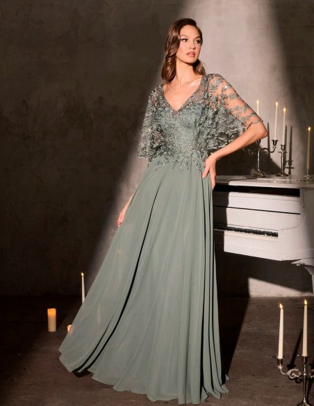 Longue robe de marraine vert clair avec corsage en dentelle et corsage de style cape