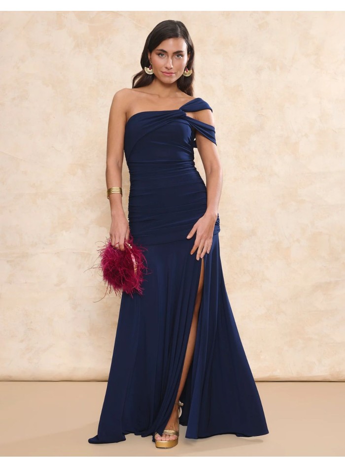 Vestido de invitada largo azul con escote asimétrico y corte de capa larga