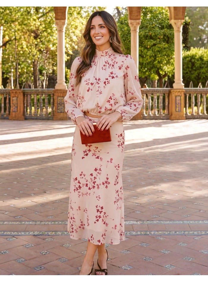 Tenue d'invité fond blanc avec fleurs marron et tissu pailleté