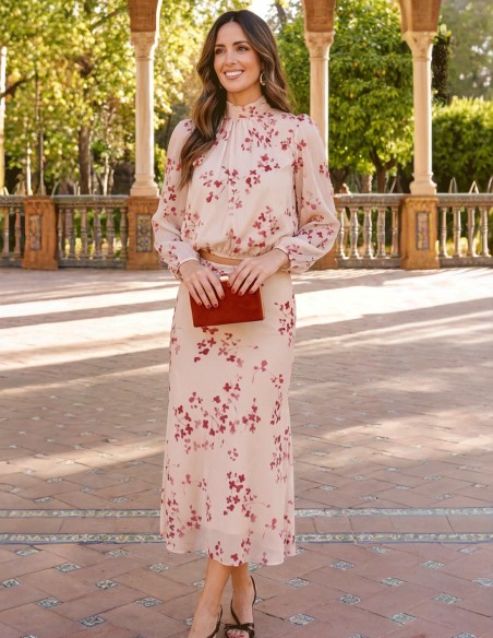 Guest ensemble white background with maroon flowers and glitter fabric