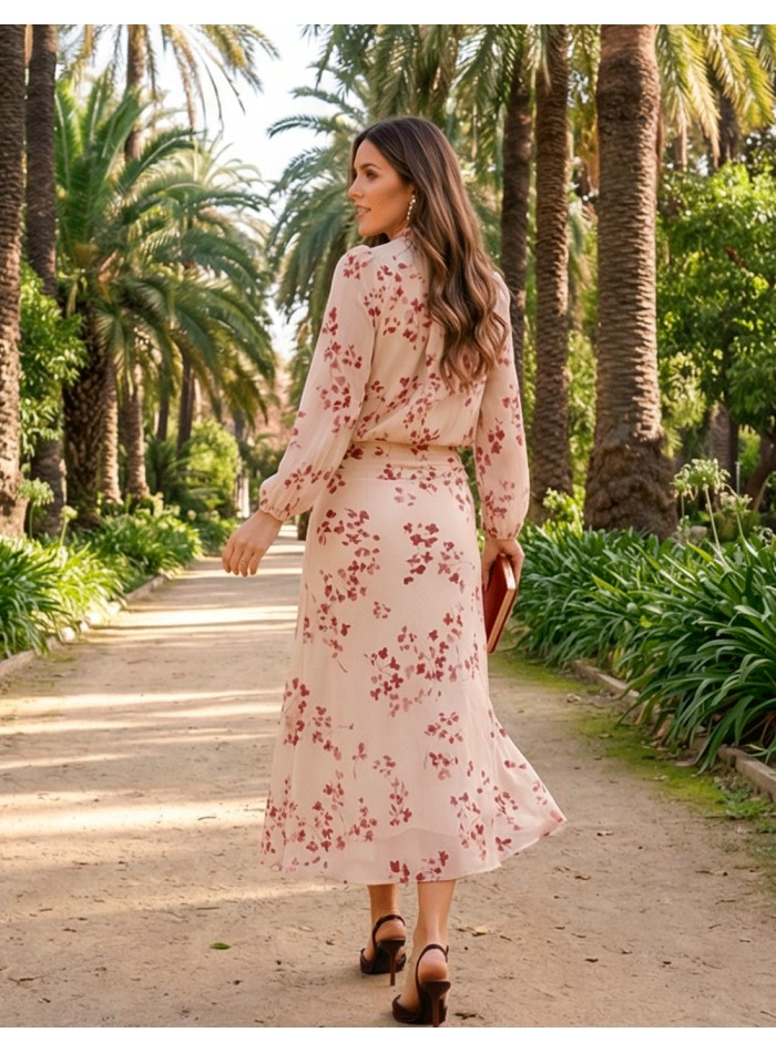 Tenue d'invité fond blanc avec fleurs marron et...