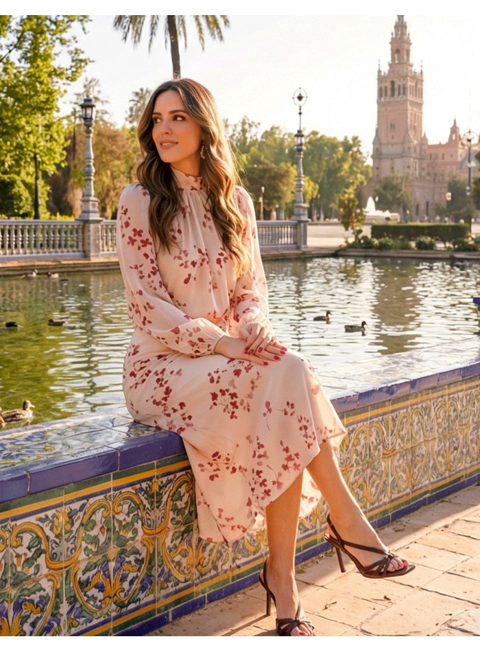 Tenue d'invité fond blanc avec fleurs marron et...