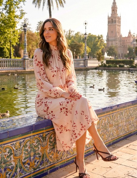 Tenue d'invité fond blanc avec fleurs marron et tissu pailleté