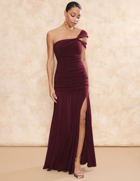Longue robe d'invité marron avec encolure asymétrique et longue coupe cape