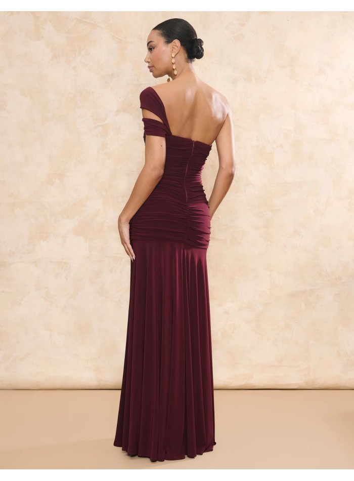 Vestido de invitada largo granate con escote asimétrico y corte de capa larga