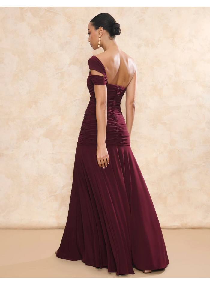 Longue robe d'invité marron avec encolure...