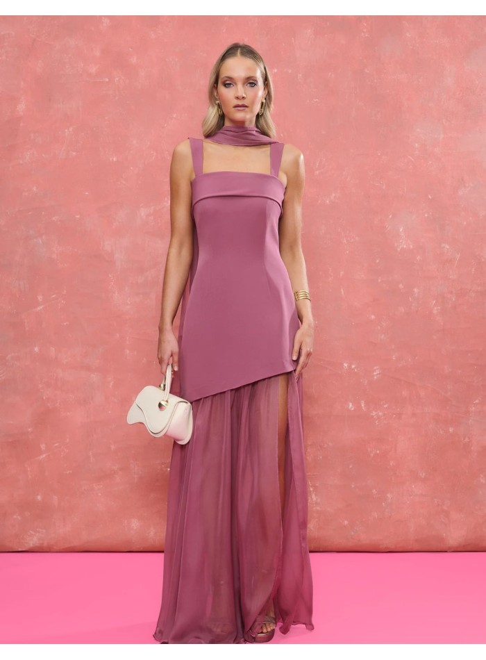 Vestido largo de invitada malva con falda asimétrica y gasa