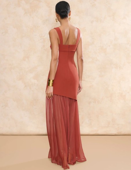 Vestido de invitada largo terracota con falda asimétrica y gasa