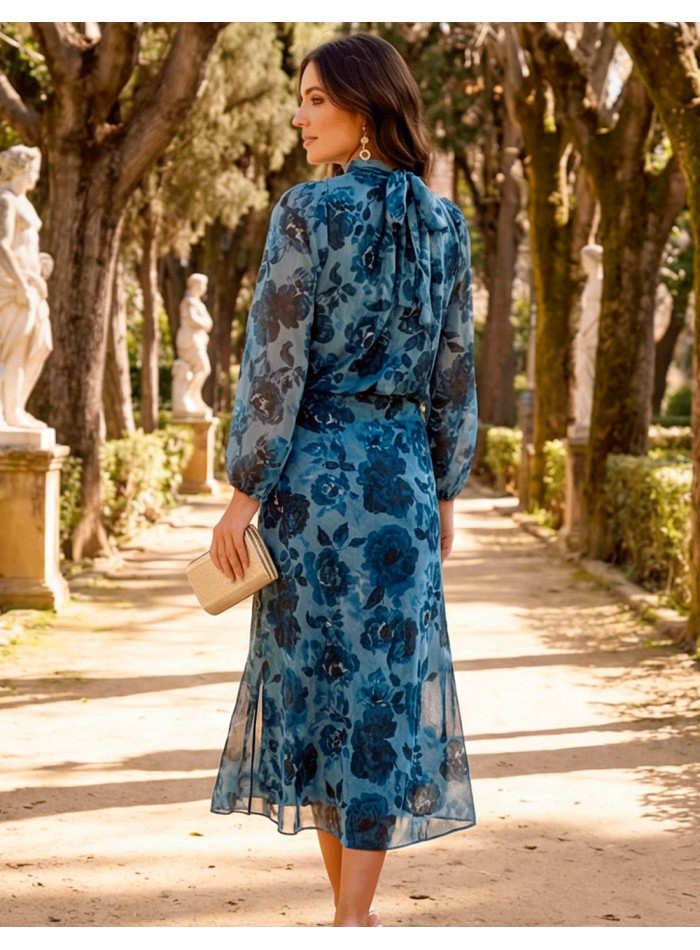 Conjunto de invitada en tonos azules con flores grandes estampado