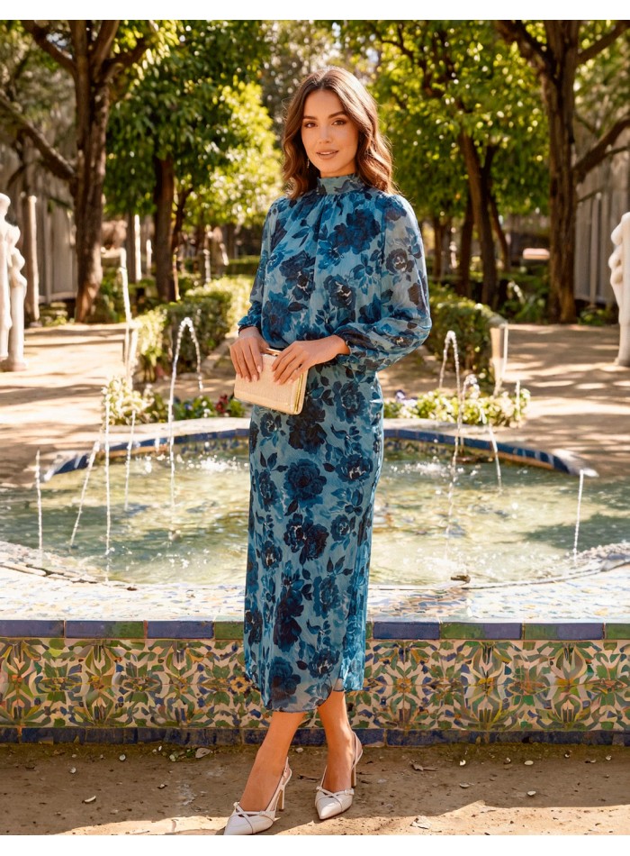 Tenue d'invité dans les tons bleus avec impression de grandes fleurs