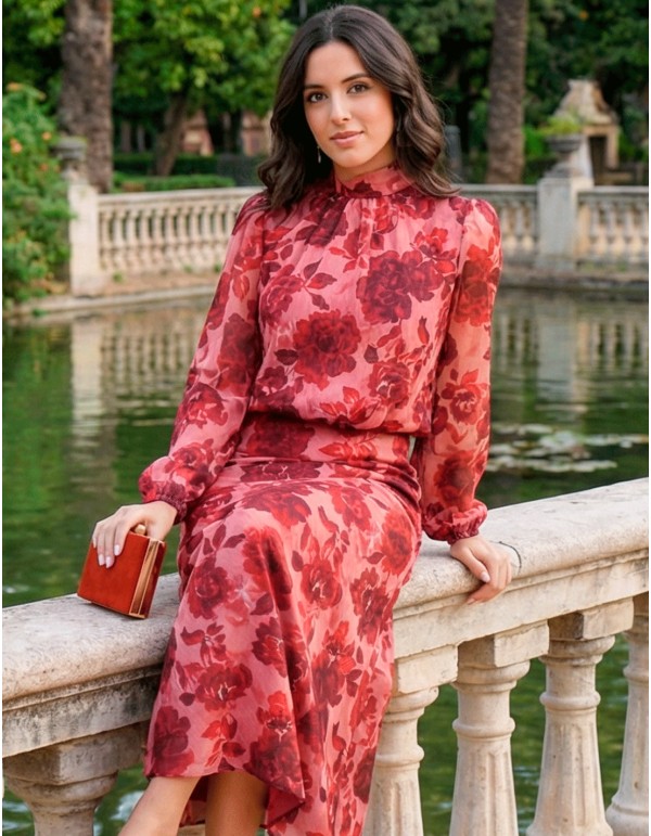 Conjunto de invitada en tonos rojos con flores grandes y diseño impactante 2