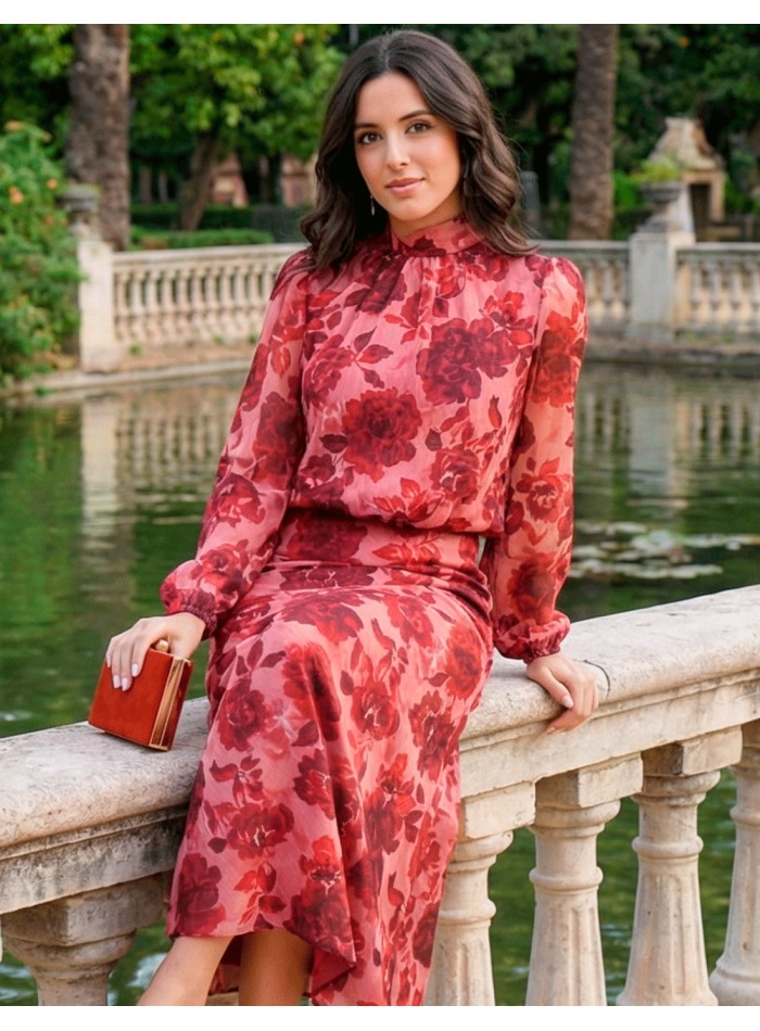 Tenue d'invité dans les tons de rouge avec de...