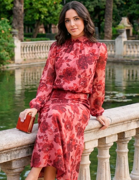 Tenue d'invité dans les tons de rouge avec de grandes fleurs