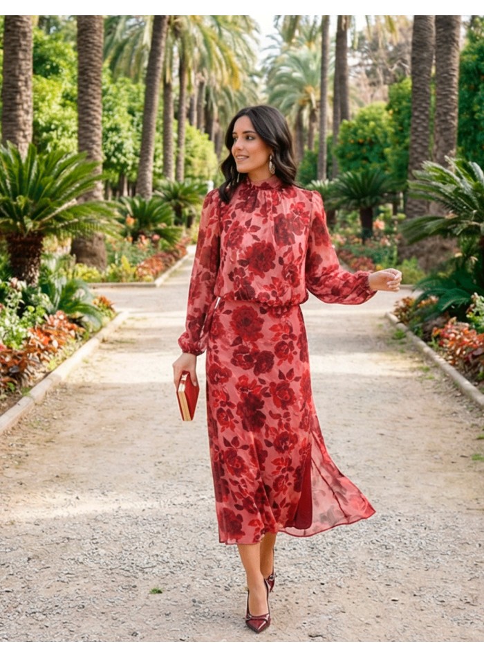 Conjunto de invitada en tonos rojos con flores grandes mama de comunión