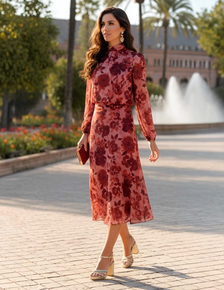 Tenue d'invité dans les tons de rouge avec de grandes fleurs