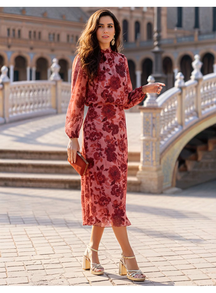 Tenue d'invité dans les tons de rouge avec de...