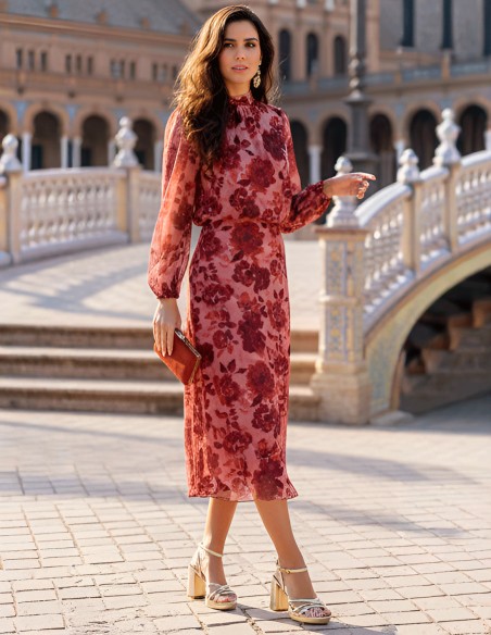 Tenue d'invité dans les tons de rouge avec de grandes fleurs