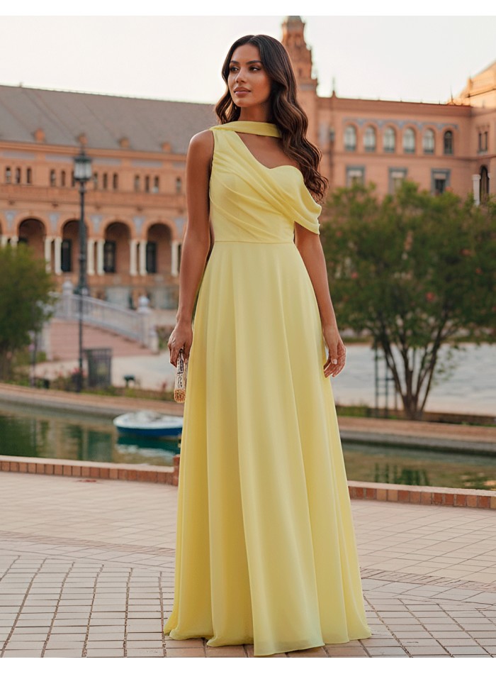 Robe longue de fête jaune pastel avec encolure asymétrique et manches cape