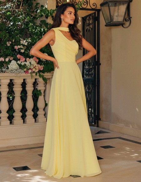 Robe longue de fête jaune pastel avec encolure asymétrique et manches cape