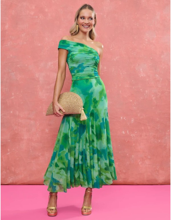 Top de invitada estampado verde con escote asimétrico y drapeado 2