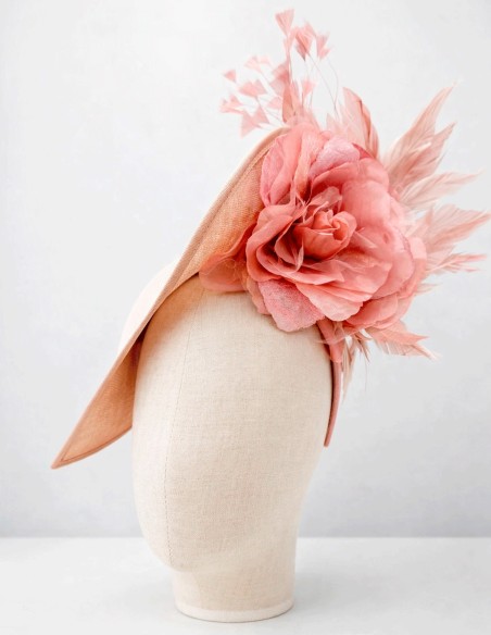 Tocado de invitada en color natural con flor y plumas rosas