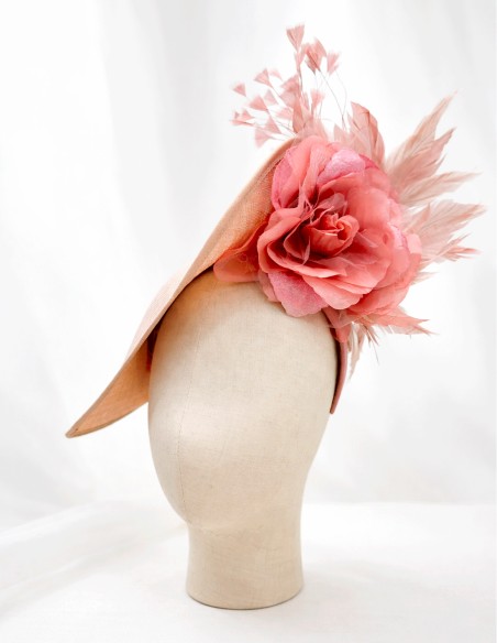 Coiffe d'invité en couleur naturelle avec fleur et plumes roses