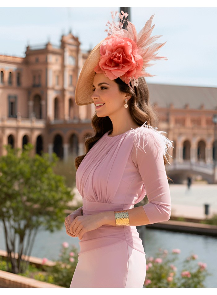 Tocado de invitada en color natural con flor y plumas rosas invitada boda