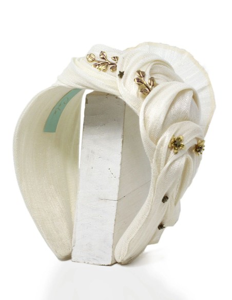 Diadema efecto arrugado confeccionada en sinamay de seda