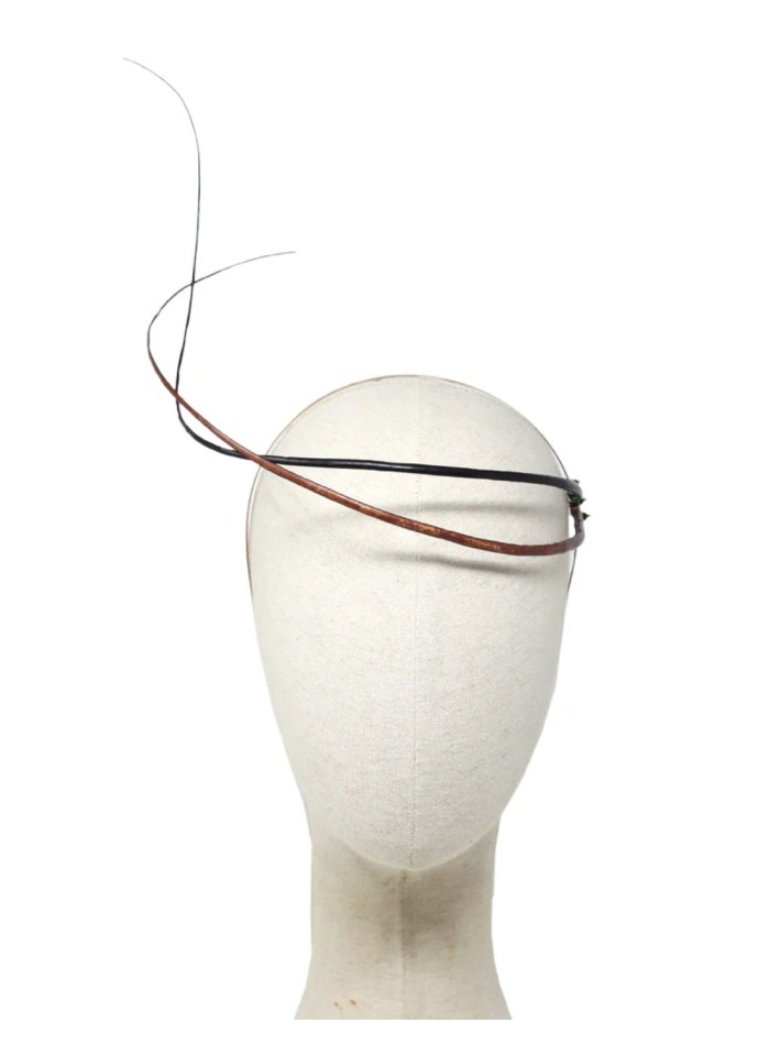 Coiffe minimaliste avec rachis enveloppant