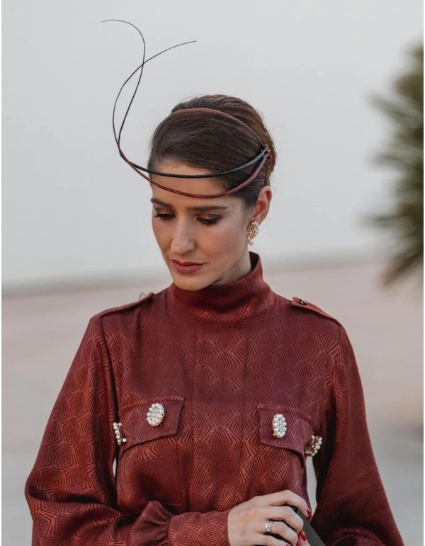 Coiffe minimaliste avec rachis enveloppant