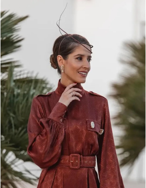 Minimalist headdress with wraparound rachis 2