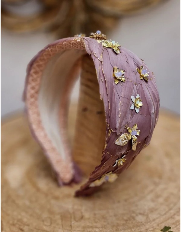 Diadema para invitada de plumas y piezas joya, ideal para eventos de día