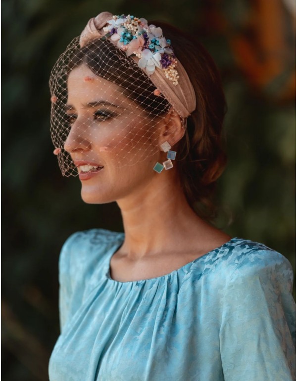 Bandeau d'invité avec fleurs et nœud en sinamay