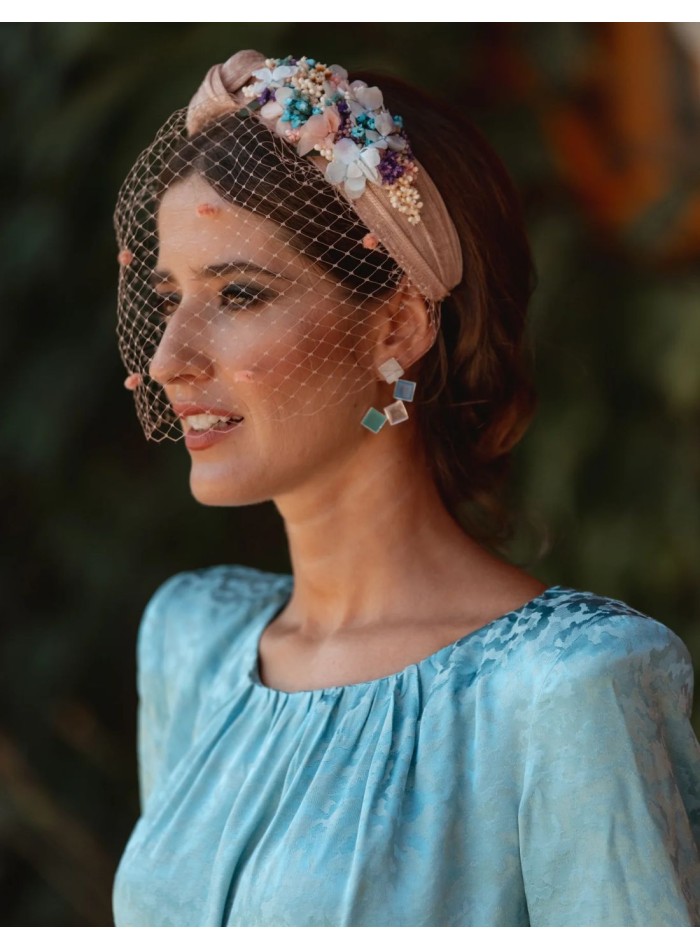 Bandeau d'invité avec fleurs et nœud en sinamay