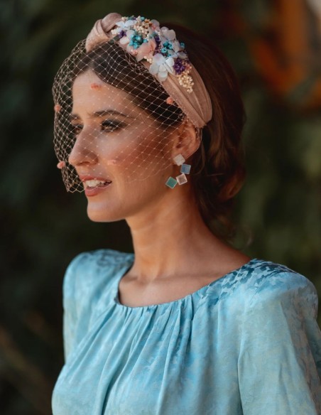 Guest headband with flowers and knot in sinamay