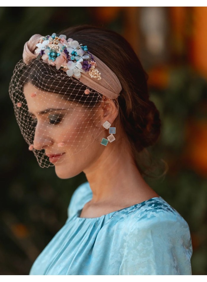 Diadema con flores  nudo en sinamay para eventos de día