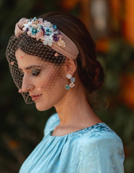 Guest headband with flowers and knot in sinamay