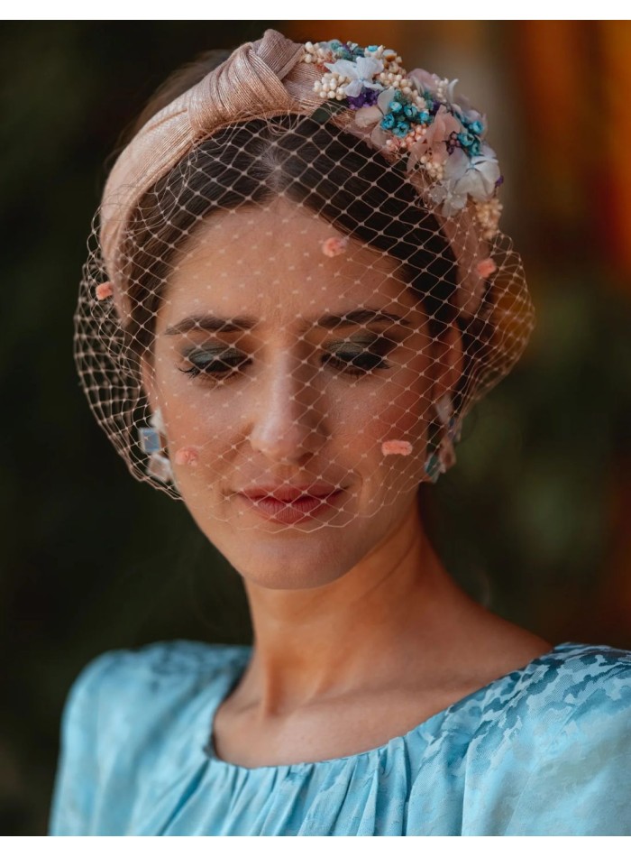 Bandeau d'invité avec fleurs et nœud en sinamay
