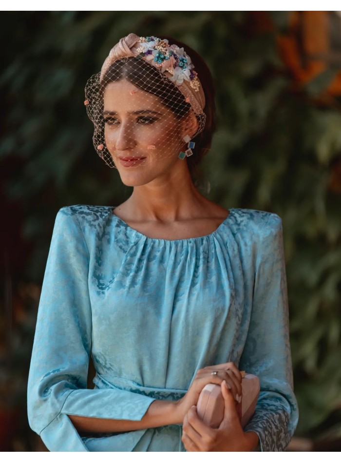 Diadema para invitada con flores y nudo en tejido sinamay