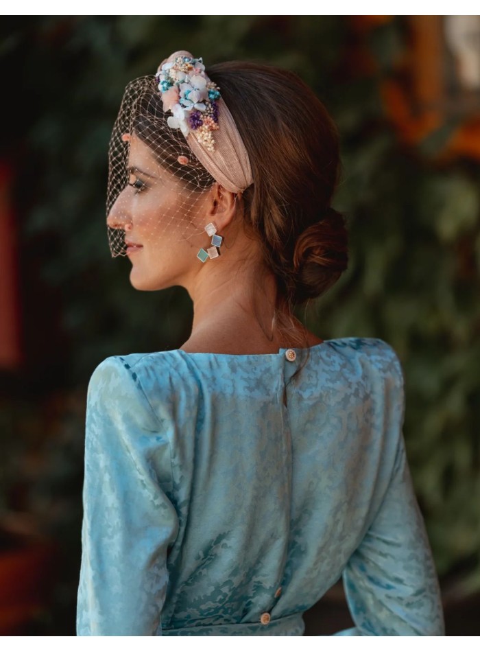 Diadema para invitada con flores y nudo en sinamay