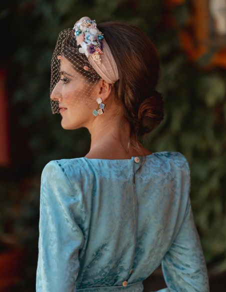 Guest headband with flowers and knot in sinamay