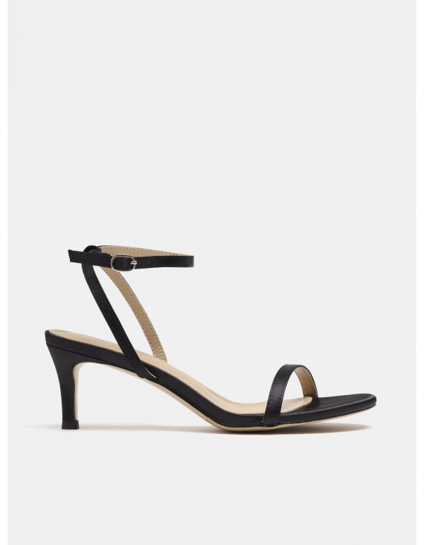 Sandalia de tacón bajo con acabado satinado