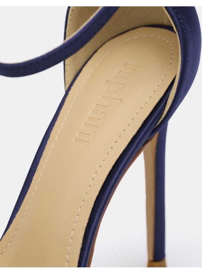 Sandalia de tacón con tejido satinado y hebilla