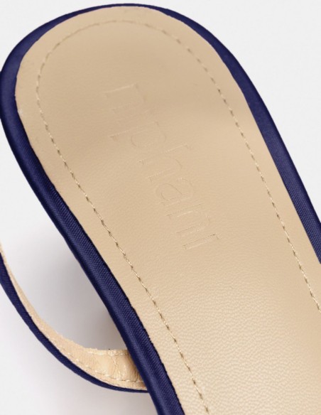 Sandalia de tacón bajo con acabado satinado