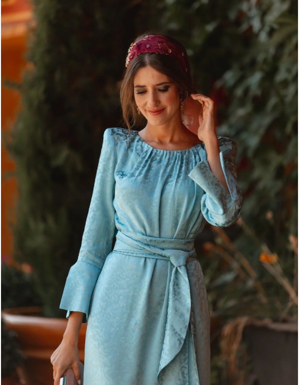 Bandeau d'invité avec plumes teintes et perles de verre