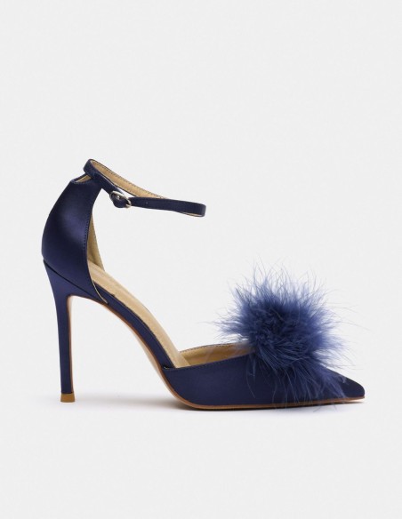 Clip-on shoe accessory with pompom