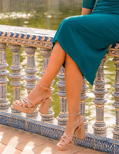 Sandalias beige-nude de tiras con plataforma y tacón cómodo