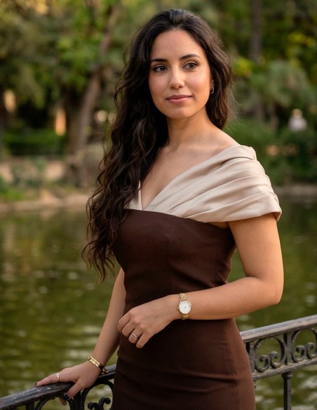 Robe midi bicolore beige et marron avec encolure Bardot drapée