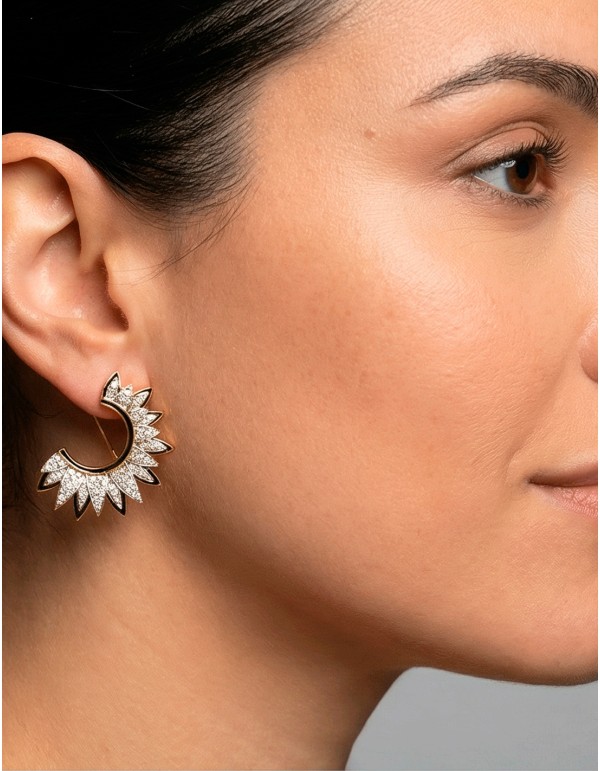 Handcrafted Half Moon Earrings with Natural Crystals and Black Enameled para invitada